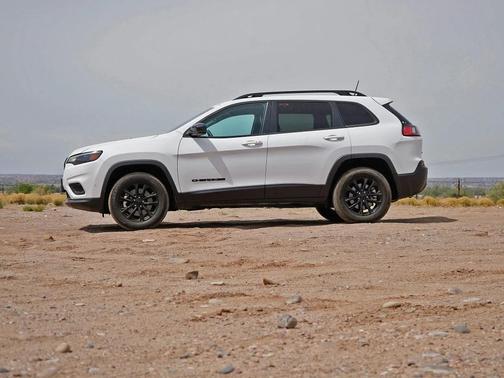 Bright White Clearcoat 2023 Jeep Cherokee Altitude