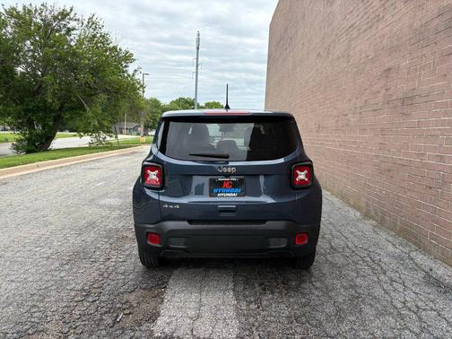 Slate Blue Pearlcoat 2023 Jeep Renegade Latitude