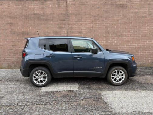Slate Blue Pearlcoat 2023 Jeep Renegade Latitude