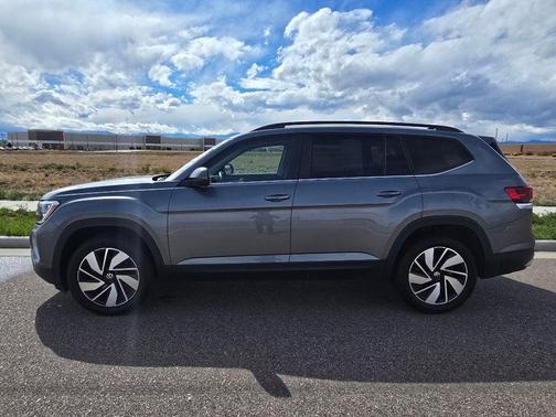 Deep Black Pearl 2024 Volkswagen Atlas 2.0T SE w/Technology 4MOTION