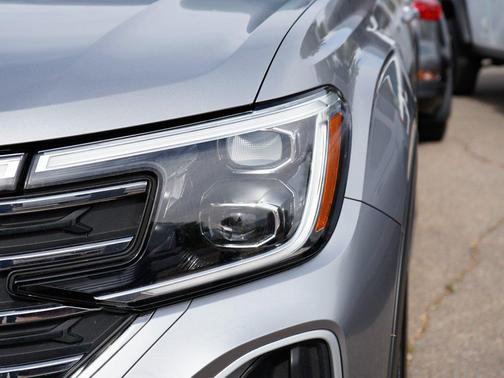 Pure White 2024 Volkswagen Atlas 2.0T SE w/Technology