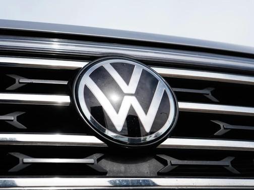Pure White 2024 Volkswagen Atlas 2.0T SE w/Technology