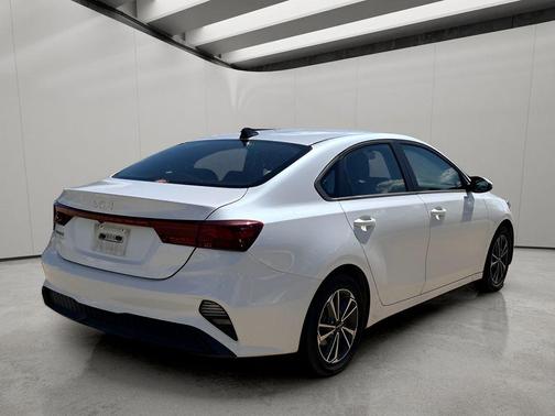 Snow White Pearl 2023 Kia Forte LXS