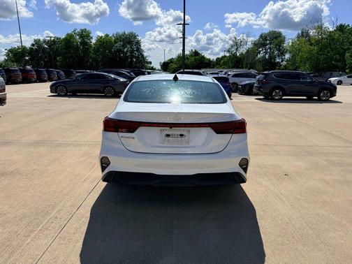 Snow White Pearl 2023 Kia Forte LXS