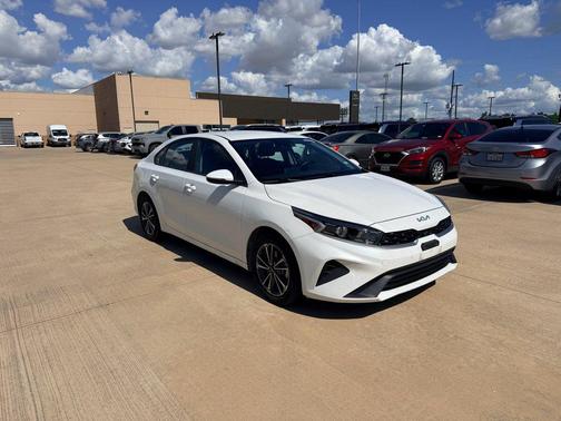 Snow White Pearl 2023 Kia Forte LXS