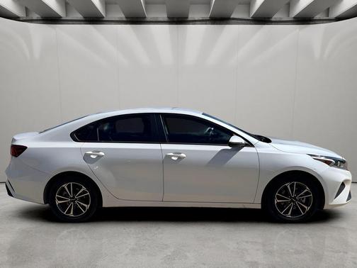 Snow White Pearl 2023 Kia Forte LXS