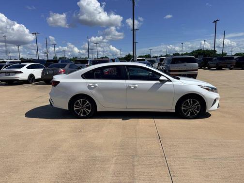 Snow White Pearl 2023 Kia Forte LXS