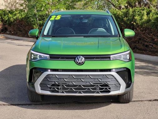 Bright Moss Green Metallic 2025 Volkswagen Taos 1.5T SE