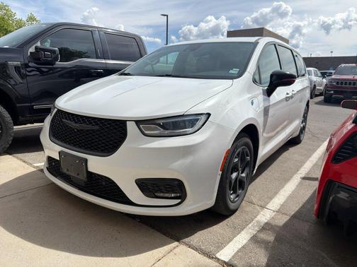 2024 Chrysler Pacifica Hybrid S Appearance Pkg