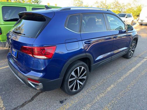 Deep Black Pearl 2024 Volkswagen Taos 1.5T SE