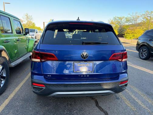 Deep Black Pearl 2024 Volkswagen Taos 1.5T SE