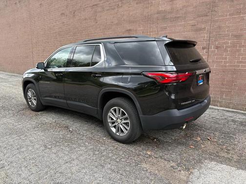 Mosaic Black Metallic 2023 Chevrolet Traverse LT Cloth