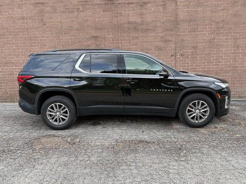 Mosaic Black Metallic 2023 Chevrolet Traverse LT Cloth