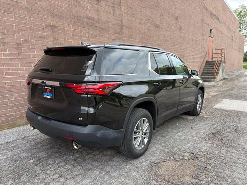 Mosaic Black Metallic 2023 Chevrolet Traverse LT Cloth