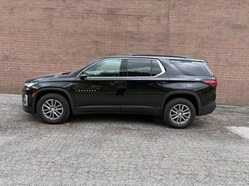Mosaic Black Metallic 2023 Chevrolet Traverse LT Cloth