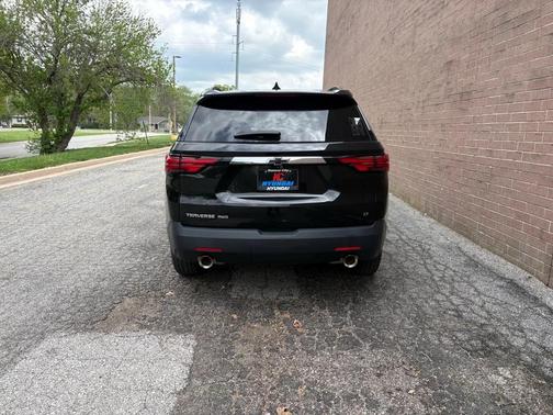 Mosaic Black Metallic 2023 Chevrolet Traverse LT Cloth