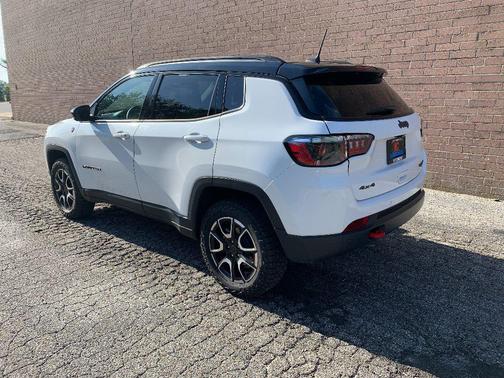 Bright White Clearcoat 2025 Jeep Compass Trailhawk