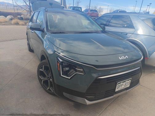 Cityscape Green 2023 Kia Niro Touring