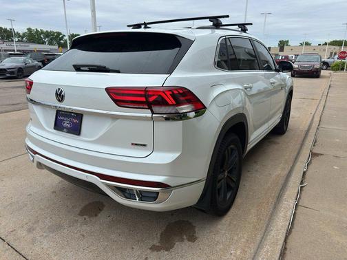 White 2022 Volkswagen Atlas Cross Sport 2.0T SEL