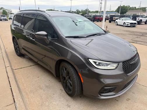 Granite Crystal Metallic Clearcoat 2022 Chrysler Pacifica Touring L