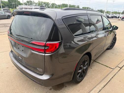 Granite Crystal Metallic Clearcoat 2022 Chrysler Pacifica Touring L
