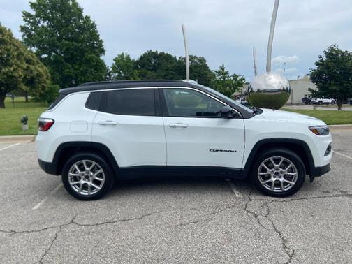 Bright White Clearcoat 2025 Jeep Compass Limited