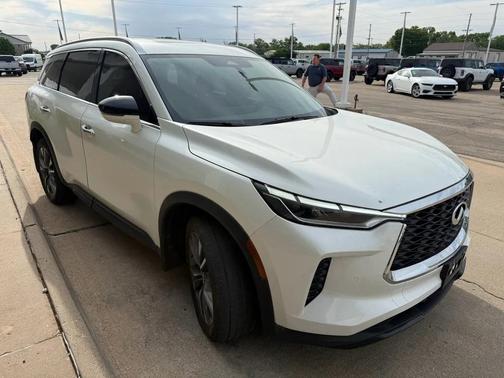 Majestic White 2025 INFINITI QX60 Luxe
