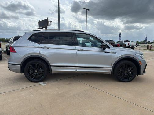 Pyrite Silver Metallic 2022 Volkswagen Tiguan 2.0T SE R-Line Black