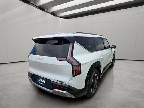 Snow White Pearl 2024 Kia EV9 Land