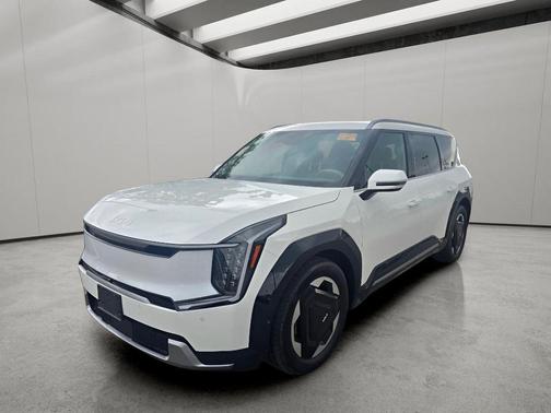 Snow White Pearl 2024 Kia EV9 Land