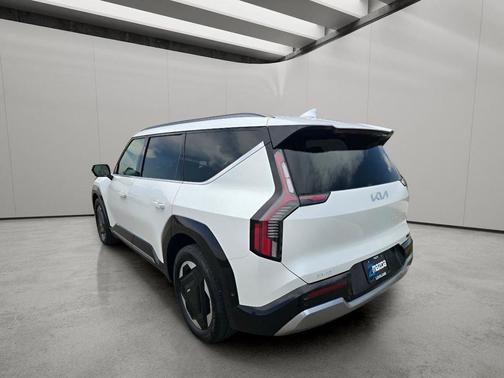 Snow White Pearl 2024 Kia EV9 Land