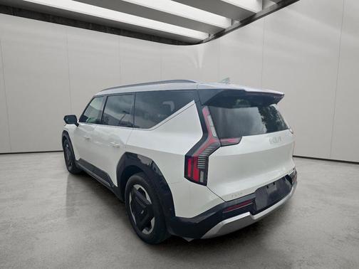 Snow White Pearl 2024 Kia EV9 Land