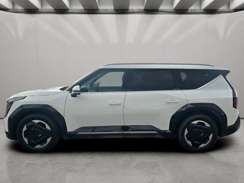 Snow White Pearl 2024 Kia EV9 Land