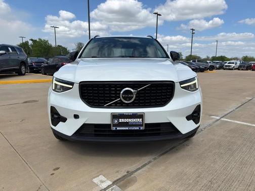 Crystal White Metallic 2023 Volvo XC40 B4 Ultimate Dark Theme
