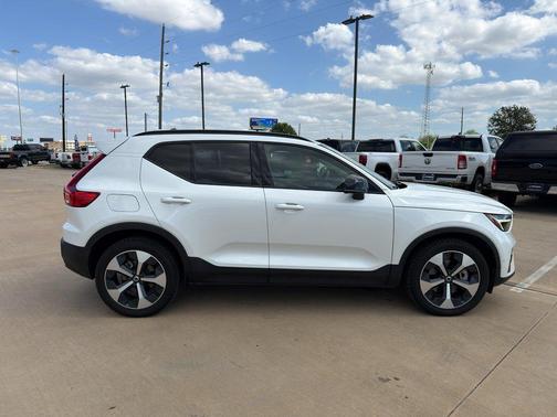 2023 Volvo XC40 B4 Ultimate Dark Theme