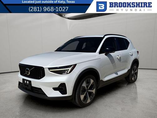 2023 Volvo XC40 B4 Ultimate Dark Theme