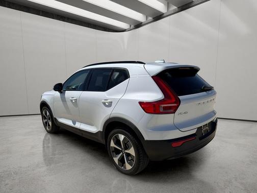 Crystal White Metallic 2023 Volvo XC40 B4 Ultimate Dark Theme