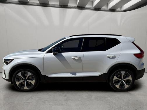 Crystal White Metallic 2023 Volvo XC40 B4 Ultimate Dark Theme