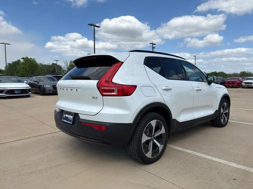 Crystal White Metallic 2023 Volvo XC40 B4 Ultimate Dark Theme