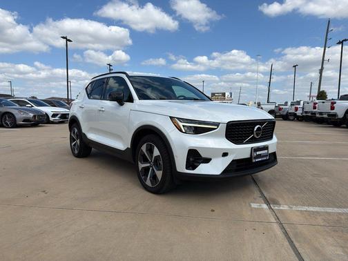 2023 Volvo XC40 B4 Ultimate Dark Theme