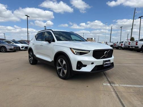 Crystal White Metallic 2023 Volvo XC40 B4 Ultimate Dark Theme
