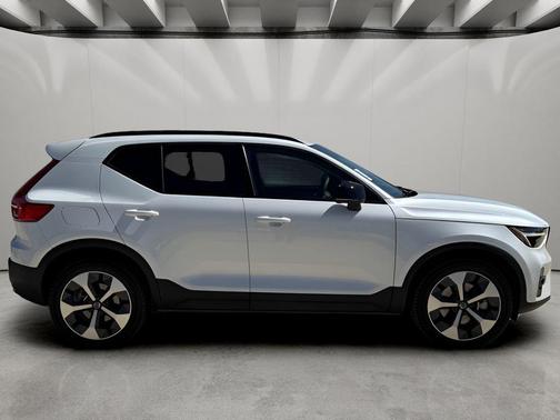 Crystal White Metallic 2023 Volvo XC40 B4 Ultimate Dark Theme