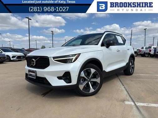 Crystal White Metallic 2023 Volvo XC40 B4 Ultimate Dark Theme