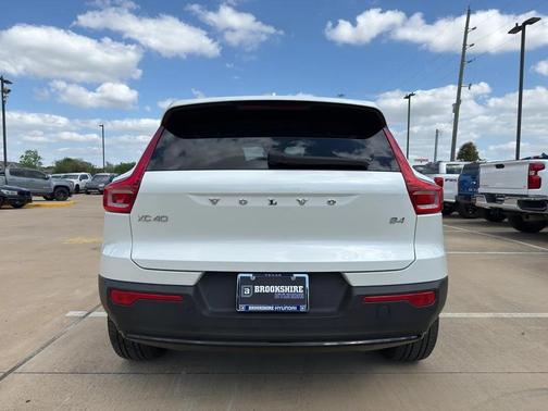 Crystal White Metallic 2023 Volvo XC40 B4 Ultimate Dark Theme