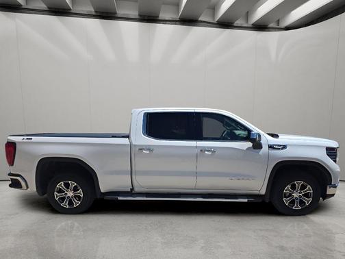 White Frost Tricoat 2022 GMC Sierra 1500 SLT
