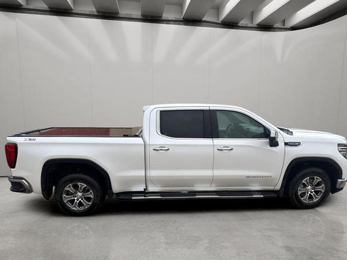 White Frost Tricoat 2022 GMC Sierra 1500 SLT