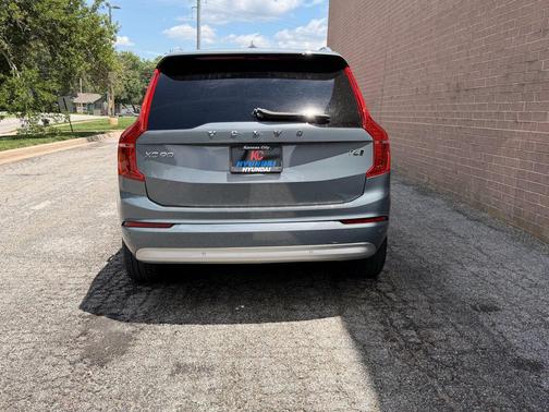 Thunder Grey Metallic 2022 Volvo XC90 T6 Momentum