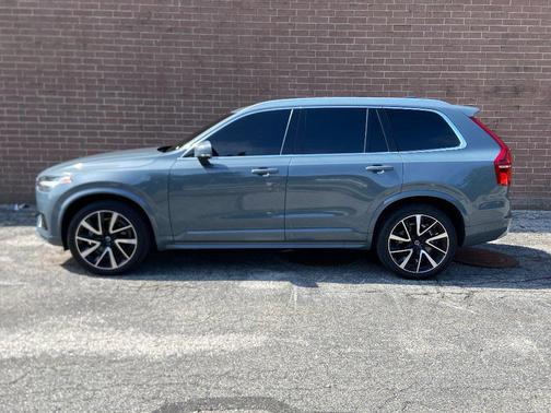 Thunder Grey Metallic 2022 Volvo XC90 T6 Momentum