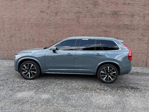 Thunder Grey Metallic 2022 Volvo XC90 T6 Momentum