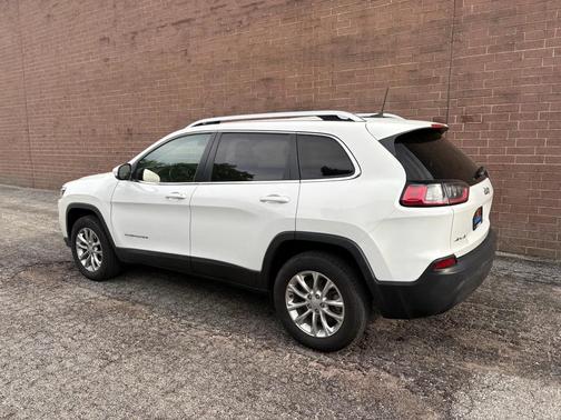 Bright White Clearcoat 2019 Jeep Cherokee Latitude